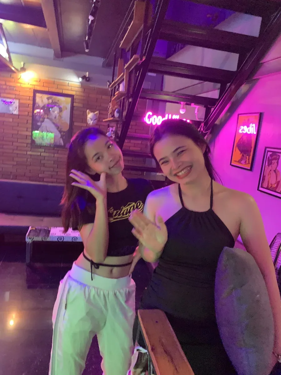 Friends enjoying time at Highscore Bar